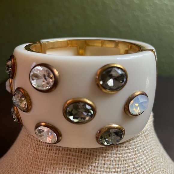 NWOT Neiman Marcus Cream Ceramic Bracelet With Green And Clear Stones - Picture 5 of 7